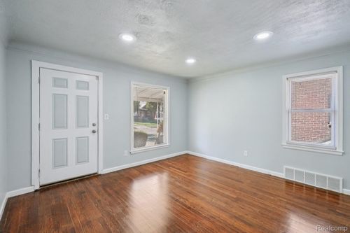 9976 Warwick St, Detroit, MI, 48228-1325 | Card Image