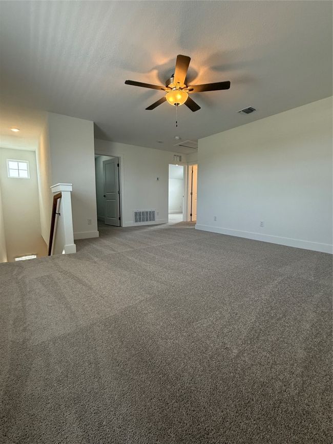 With ceiling fan, baseboards | Image 28