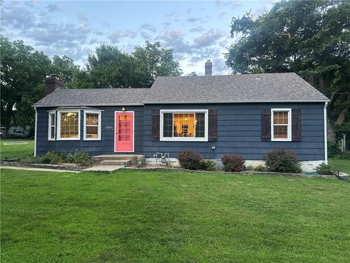 13811 Belmont Ave, Grandview, MO, 64030-3750 | Card Image