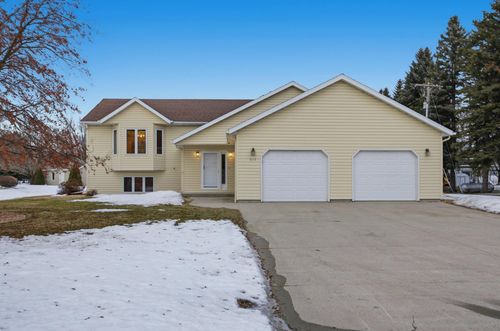 612 Fairway Dr, Casselton, ND, 58012-3816 | Card Image