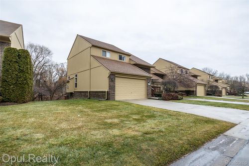 2069 Rochelle Park Dr, Rochester Hills, MI, 48309-3700 | Card Image