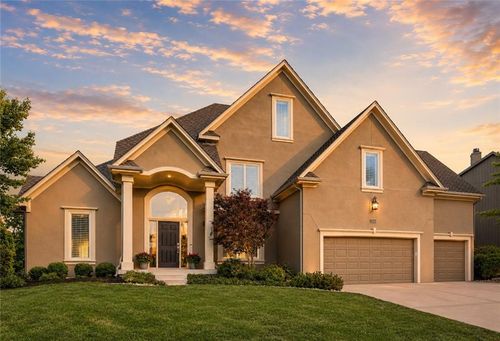 8101 Park View Dr, Parkville, MO, 64152-3107 | Card Image