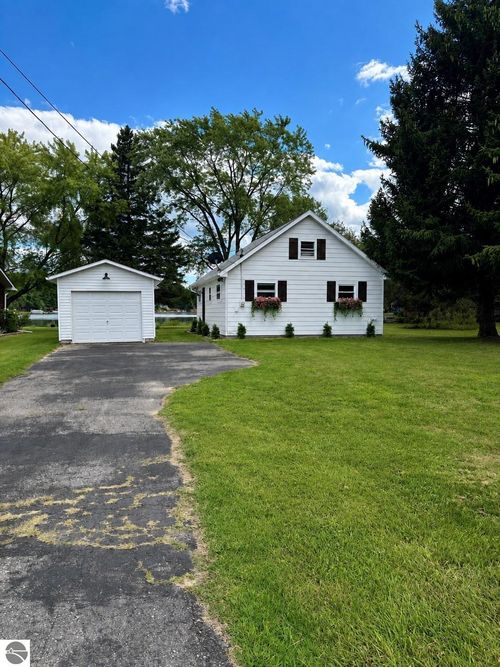 3091 W Huckleberry Trail, Farwell, MI, 48306 | Card Image