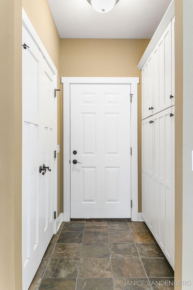 53-web-or-mls-3022-jamesway-ave | Image 40