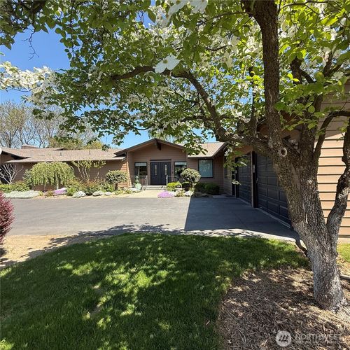 811 Country Club Rd, Walla Walla, WA, 99362-9223 | Card Image