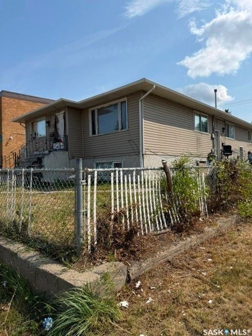 1627 22nd Street W, Saskatoon, SK, S7R0J9 | Card Image