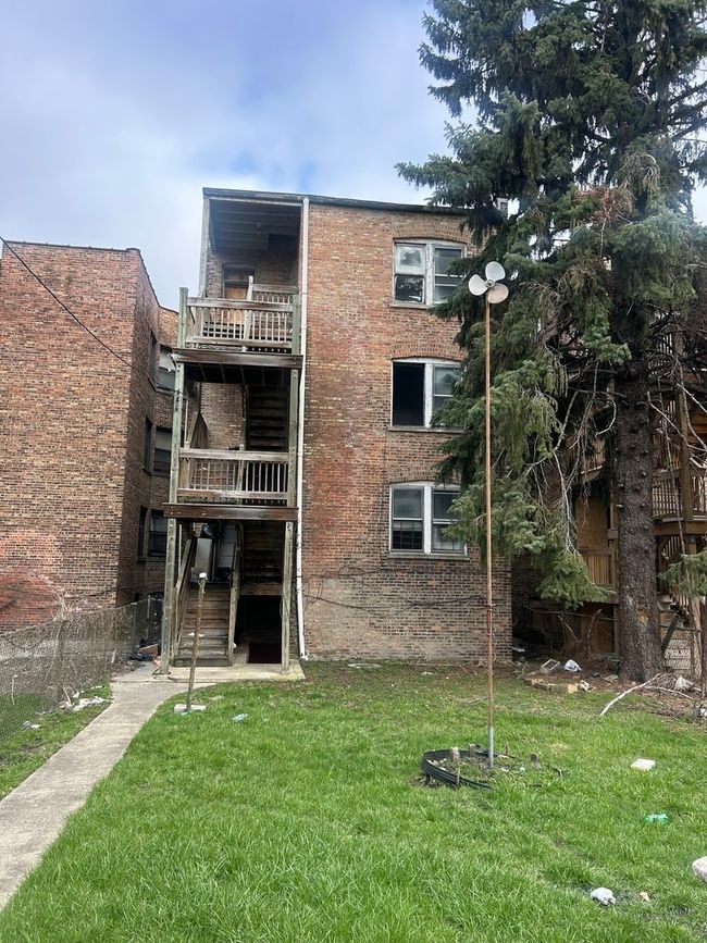 6808 S Indiana Ave, Home with 12 bedrooms, 4 bathrooms and 3 parking in CHICAGO IL | Image 4