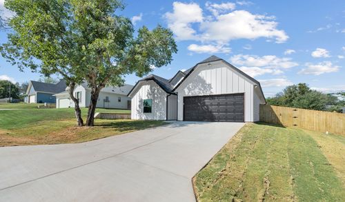 130 Lakewood Dr, Weatherford, TX, 76087-6528 | Card Image