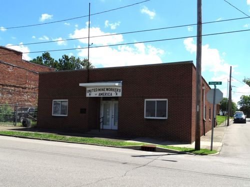 320 S 3rd St, Boonville, IN, 47601-1724 | Card Image