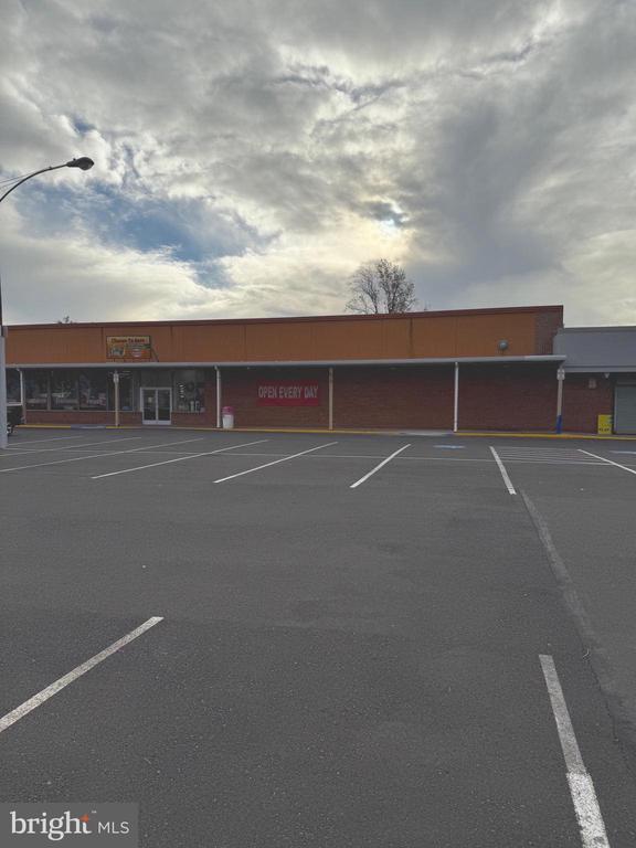 Commercial Lease in LEVITTOWN 4
