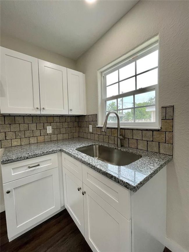 527 W 4 Th St, House other with 5 bedrooms, 3 bathrooms and null parking in Freeport TX | Image 15