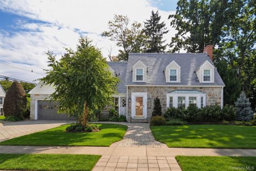 186 Voorhis Ave, Rockville Centre, NY, 11570-2747 | Card Image