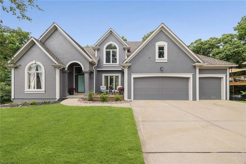 5812 Manor Ln, Parkville, MO, 64152-6063 | Card Image