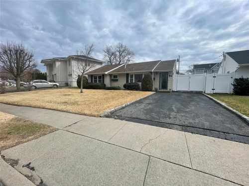 30 Southridge Dr, Glen Cove, NY, 11542-4030 | Card Image
