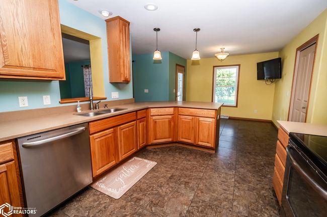 403 E Carleton St, House other with 6 bedrooms, 4 bathrooms and null parking in Toledo IA | Image 4