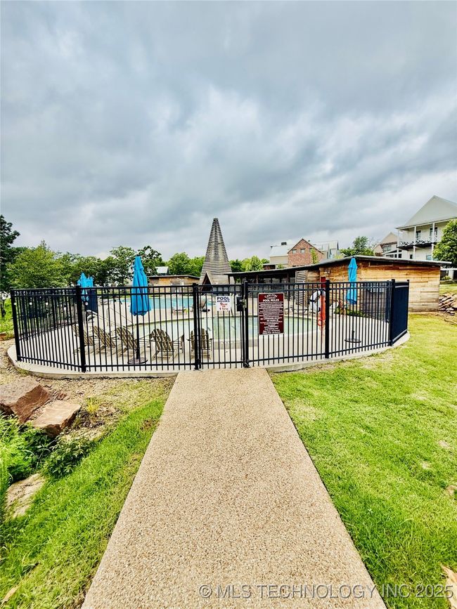 Pool off Lower Greenway | Image 62