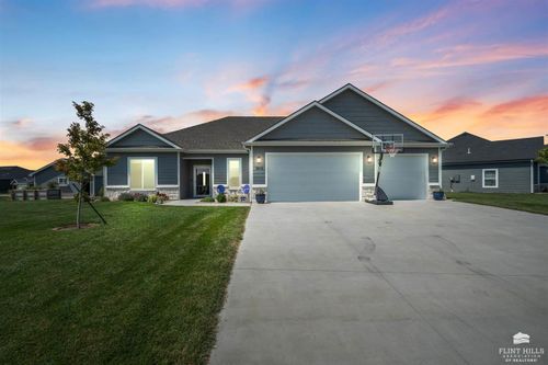 3915 Victory Dr., Manhattan, KS, 66503 | Card Image