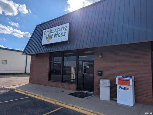 2926 Court St, Pekin, IL, 61554-6229 | Card Image