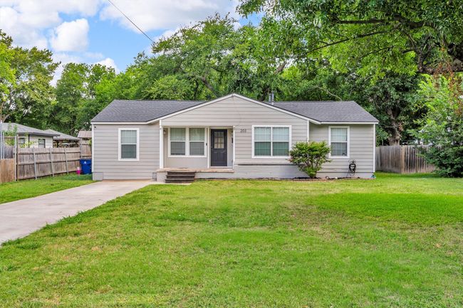 203 Olive St, House other with 3 bedrooms, 3 bathrooms and null parking in Waxahachie TX | Image 4