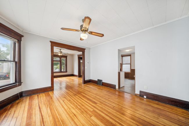 09_interior.jpg | Image 8
