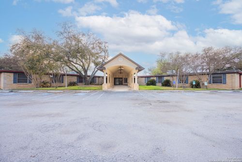 3002 Avenue Q, Hondo, TX, 78861-3422 | Card Image