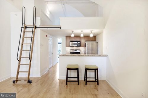 204-1 Academy Cir, PHILADELPHIA, PA, 19146-5235 | Card Image
