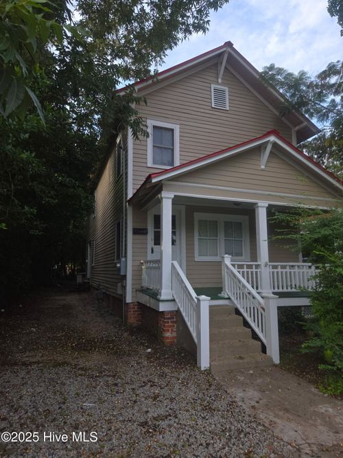 611 Johnson St, New Bern, NC, 28560-4057 | Card Image