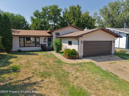 911 2nd Ave W, Dickinson, ND, 58601-3917 | Card Image