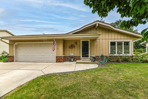 415 E Golden Ln, Oak Creek, WI, 53154-4552 | Card Image