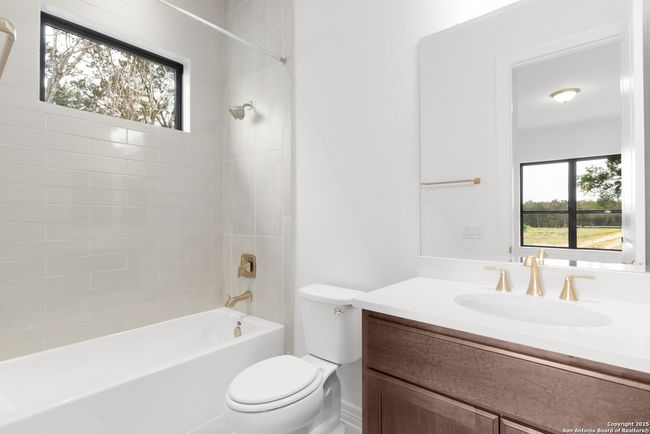 8166 Blue Oak, House other with 4 bedrooms, 5 bathrooms and null parking in Garden Ridge TX | Image 47