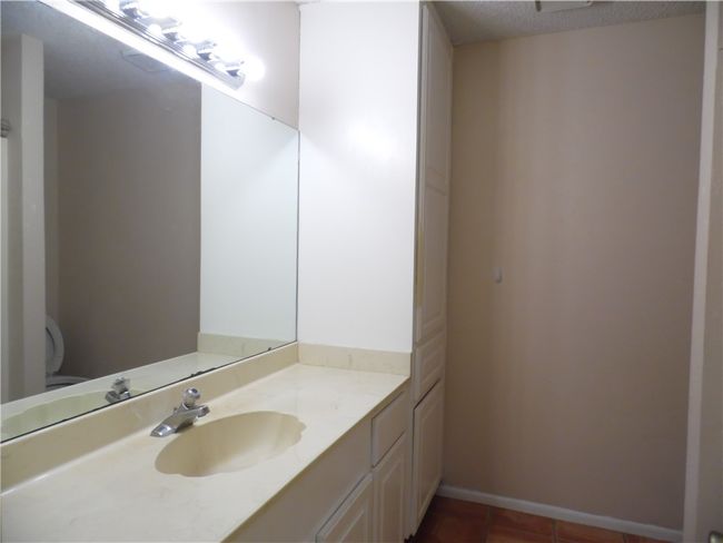 Hall Bathroom | Image 32