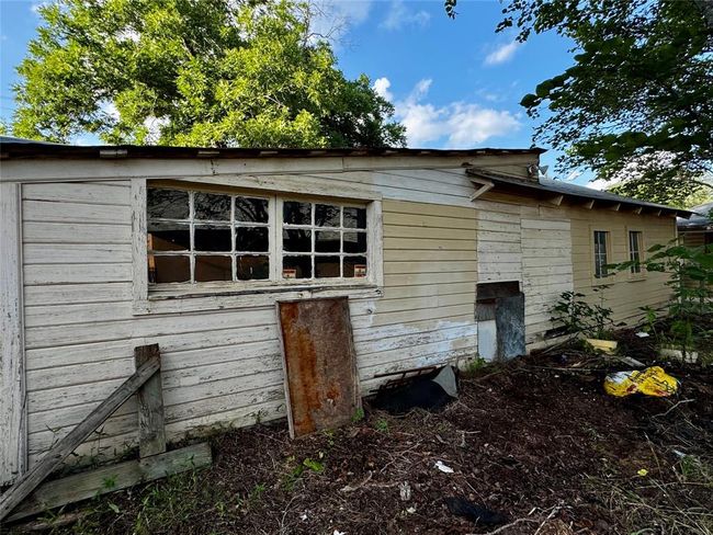 Side of detached garage and workshop in the back of the garage. | Image 39