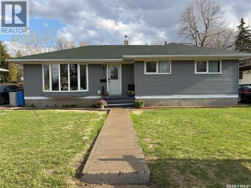 451 Woodlawn Cres, Weyburn, SK, S4H0X5 | Card Image