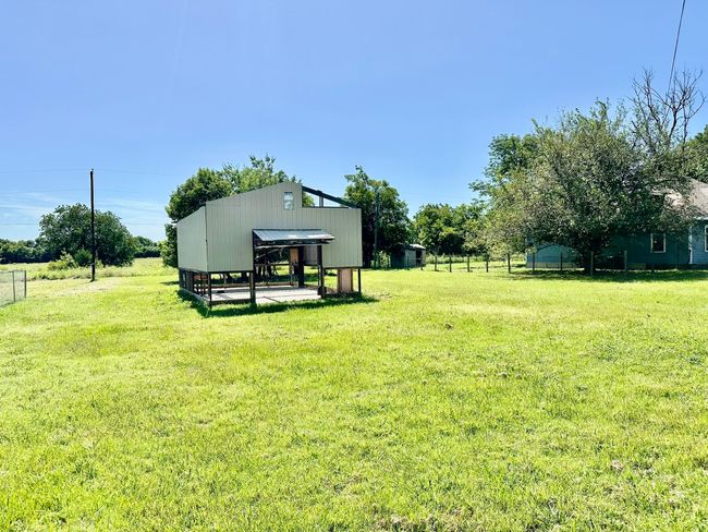 View of green lawn | Image 30