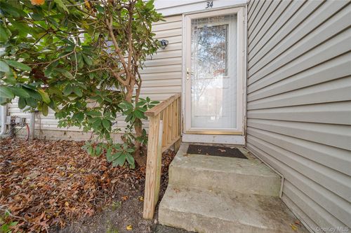 34 Wooded Way, Calverton, NY, 11933-9706 | Card Image
