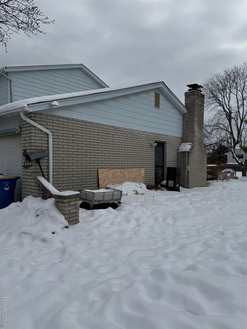 7731 Pleasant Manor Dr, Waterford, MI, 48327-3684 | Card Image