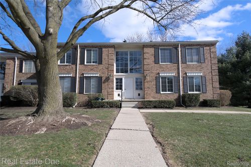 657 E Fox Hills Dr, Bloomfield Hills, MI, 48304-1305 | Card Image