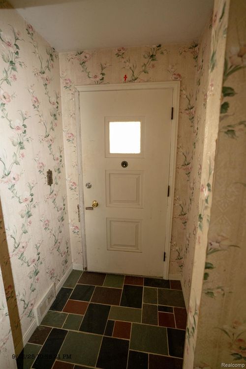 19984 Fairway Dr, Grosse Pointe Woods, MI, 48236-2435 | Card Image
