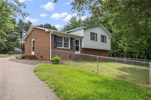 193 Creed Rd, Mount Airy, NC, 27030-7745 | Card Image