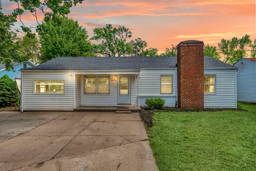 1040 N Baltimore Ave, Derby, KS, 67037-1821 | Card Image