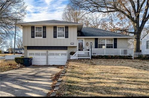 8844 Summit St, Kansas City, MO, 64114-2934 | Card Image