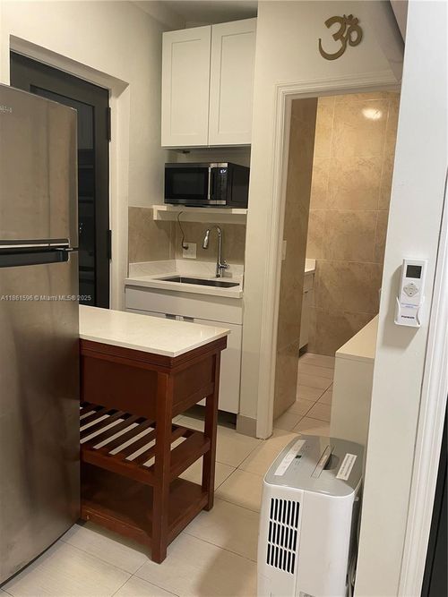 924 Ne 5th St, Hallandale Beach, FL, 33009 | Card Image