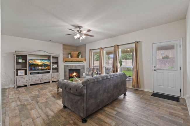 Large living room with great natural light. | Image 14