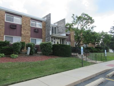 202 - 1313a Rebecca Road, Condo with 2 bedrooms, 1 bathrooms and 2 parking in Lombard IL | Image 1