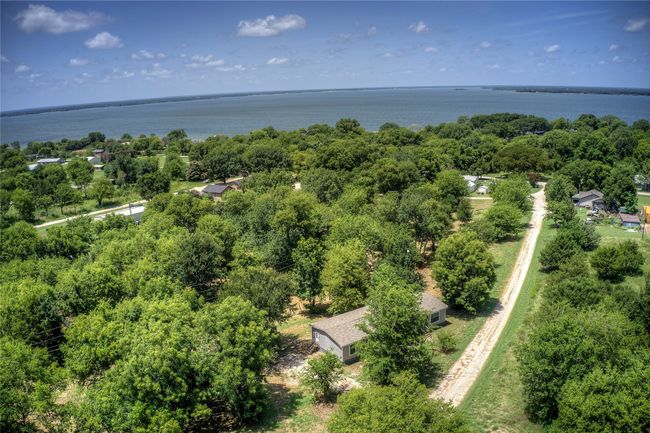 Bird's eye view of a large body of water | Image 31