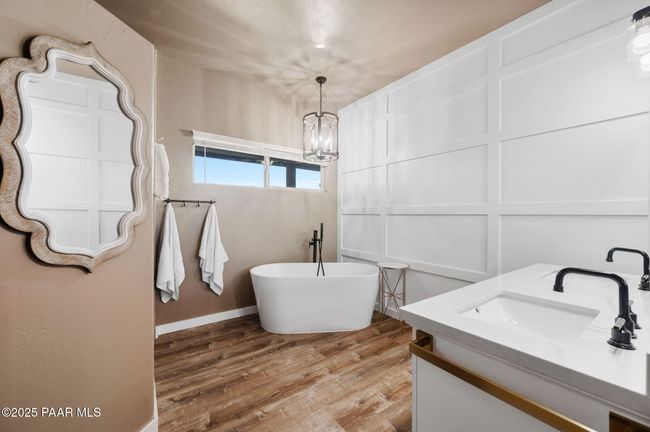 Designer Bathroom with Soaking Tub | Image 36