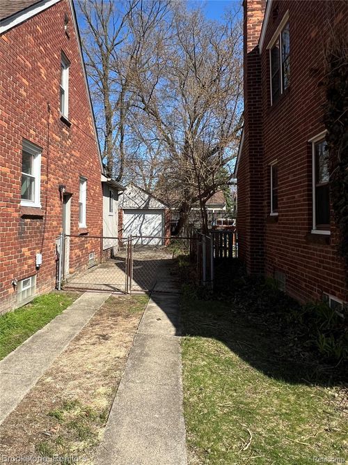 23280 Forest St, Oak Park, MI, 48237-2329 | Card Image