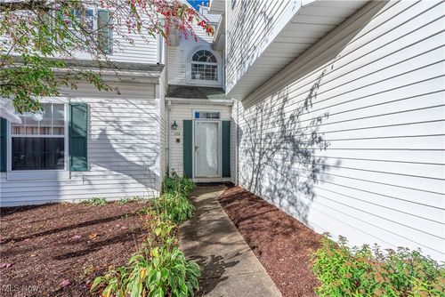 274 Vista Cir, North Olmsted, OH, 44070-5711 | Card Image