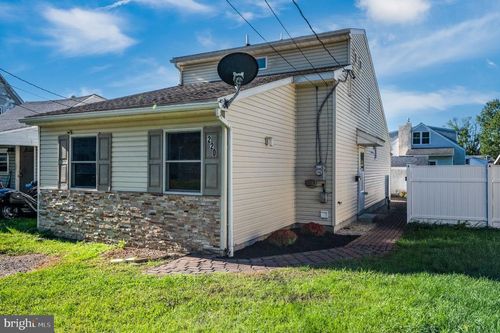 220 Woodland Ave, READING, PA, 19606-1058 | Card Image