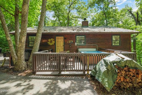 615 Iron Mountain Rd, Pigeon Forge, TN, 37863-3010 | Card Image